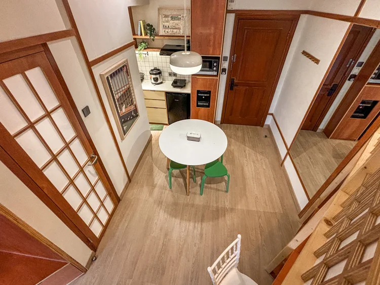 Kanazawa: Dilihat dari loft: meja makan, dapur, dan pintu shoji di bawah.