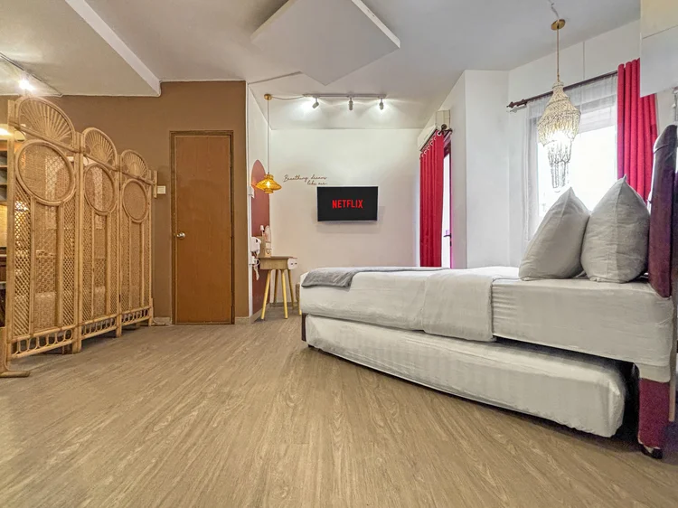 Ankara: Sliding small double bed: dua kasur yang bisa dirapatkan atau dipisah, dengan AC.