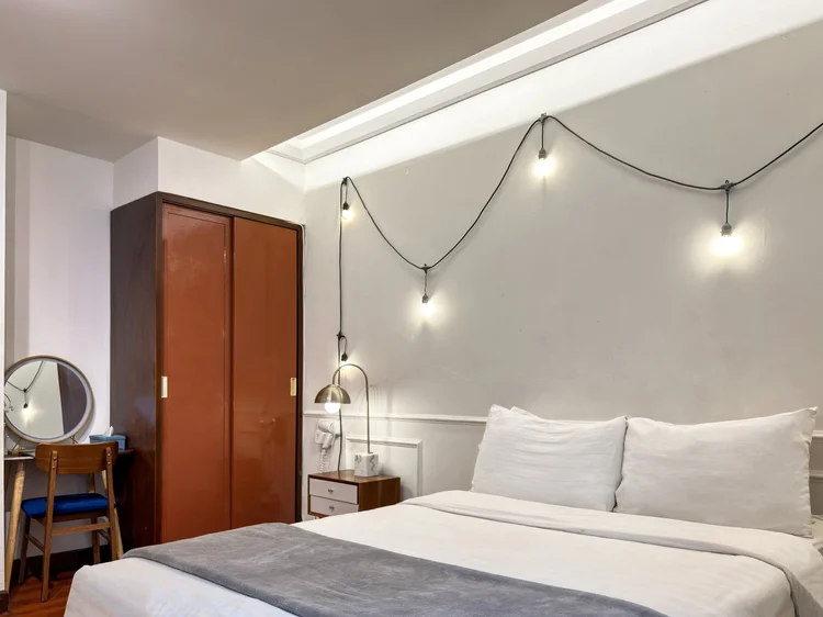 Provence: Lemari pakaian dan meja rias di samping kasur, dengan AC di area tidur.
