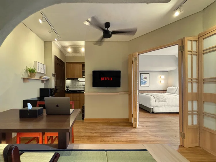 Nakameguro: Meja makan bergaya tatami untuk empat orang, smart TV dengan Netflix di seberangnya.