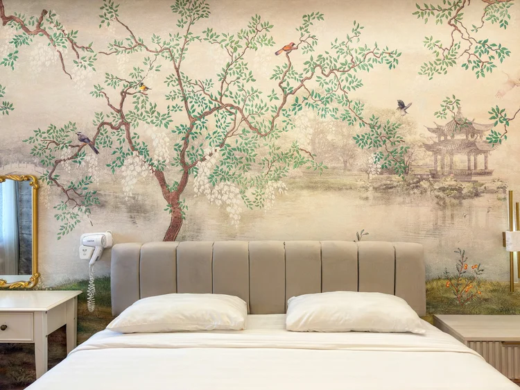 Salzburg: Mural taman ala Tiongkok di belakang kepala tempat tidur; AC di tiap kamar tidur.