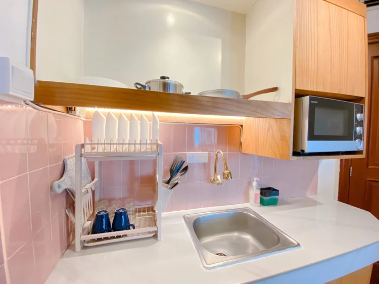 Madison: Dapur terbuka: microwave, rak piring, dan alat masak dasar sudah ada.