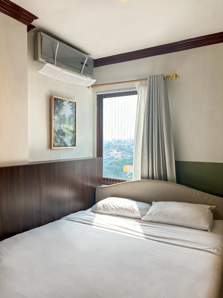 Kensington: Sprei putih di tiap kasur Kensington, standar yang sama di semua unit kami.