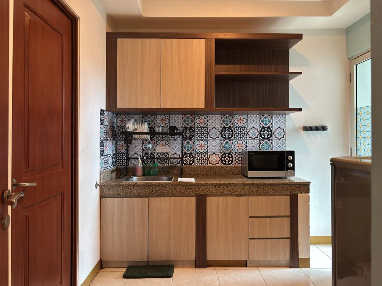 Honolulu: Dapur tertutup dengan microwave, wastafel, dan kabinet, masak tidak mengganggu ruang tamu.