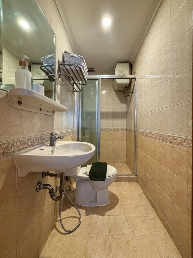 Marseille: Kamar mandi dengan shower air panas dan handuk bersih untuk tiap tamu.