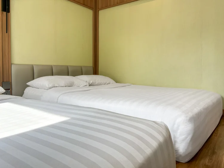 Sapporo: Sprei putih di setiap kasur, standar yang sama di semua unit kami.