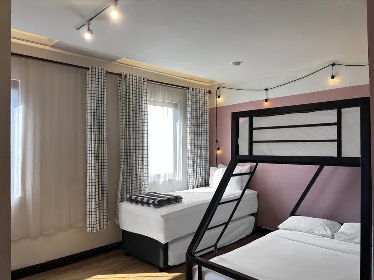 Myeong-dong: Tempat tidur susun berbingkai hitam dengan AC, kasur bawah lebih lebar.