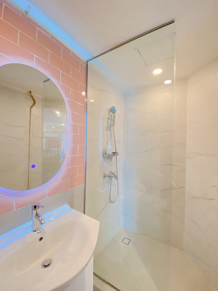 Madison: Kamar mandi dengan shower air panas, dibersihkan sesuai standar CHSE sebelum tiap check-in.