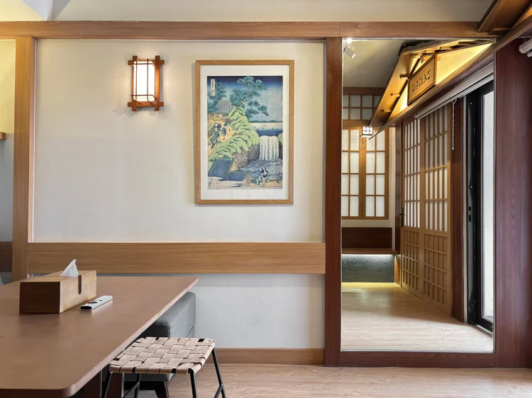 Kawaguchi: Meja makan di dekat pintu ke balkon kecil, dikelilingi panel shoji.