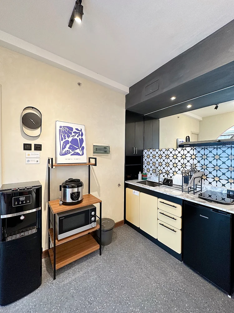 New York: Dapur terbuka: kompor induksi, microwave, rice cooker, dan kulkas.