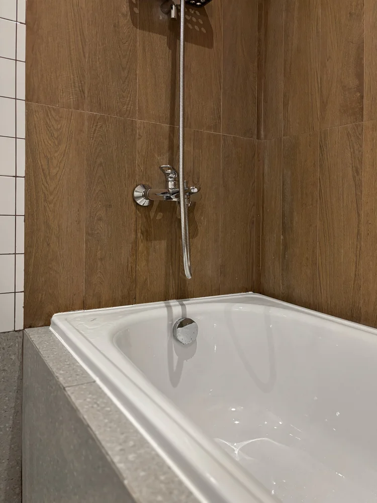 Incheon: Bathtub dengan air panas, buat berendam setelah seharian jalan.