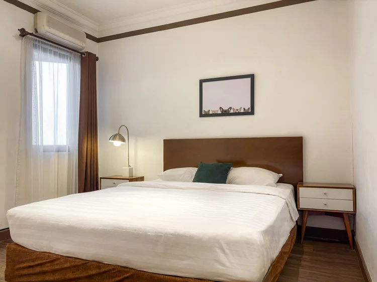 Norfolk: Kamar lain dengan queen bed, lampu baca, dan nakas.