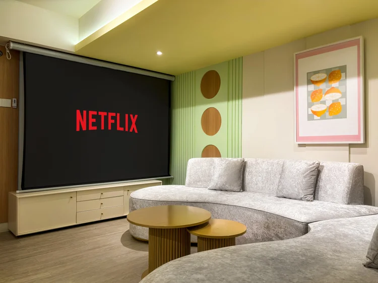 Gangnam: Ada juga smart projector dengan layarnya sendiri, buat malam nonton ala bioskop mini.