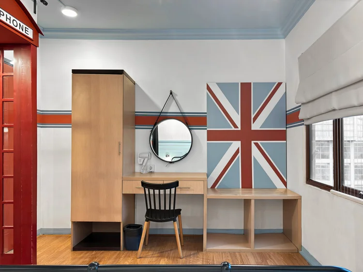 London: Meja rias dan lemari ada di kamar ini, plus cermin dan aksen bendera Inggris.