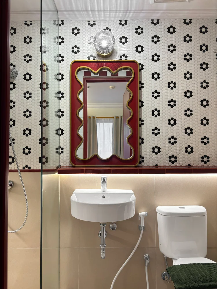 Chamonix: Wastafel dan toilet dengan keramik bermotif bunga hitam putih.