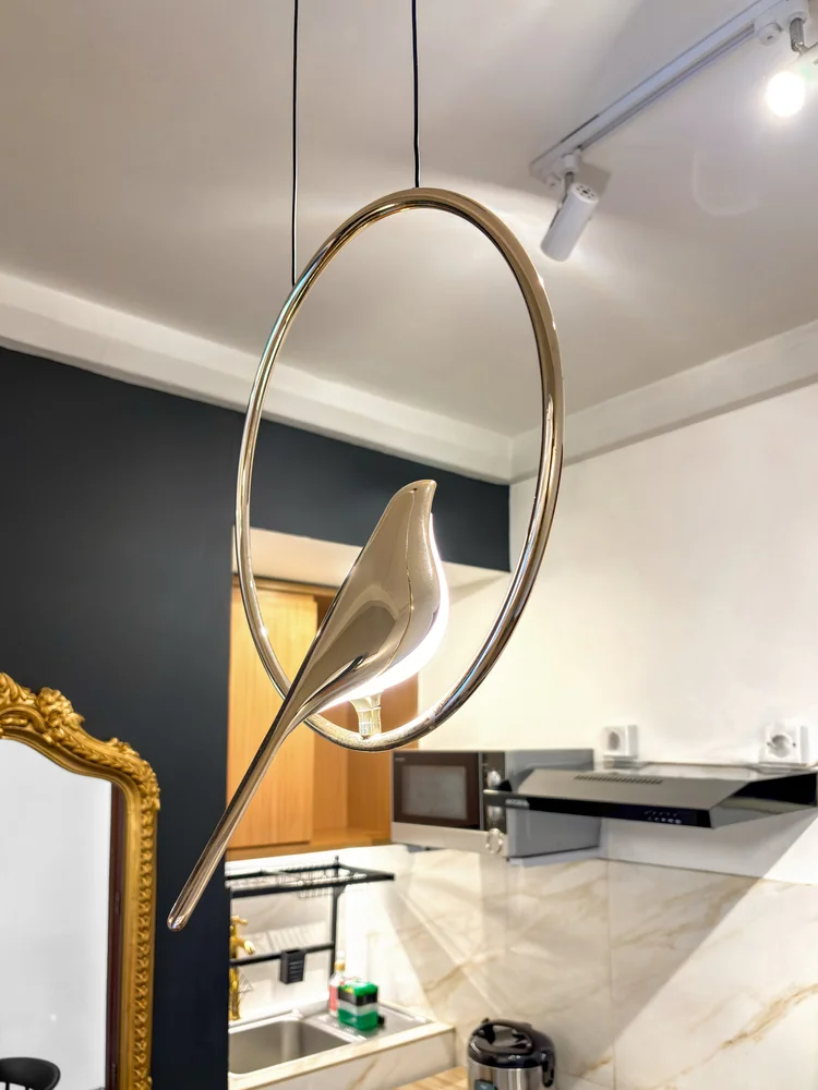 Vienna: Lampu gantung berbentuk burung di atas meja makan, detail unik tema Classical.