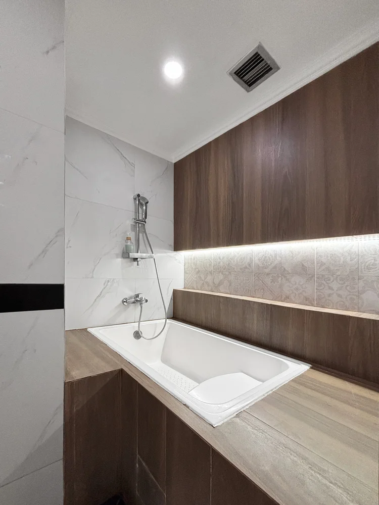 Paris: Bathtub dengan air panas, untuk berendam setelah seharian jalan.
