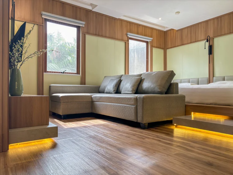 Sapporo: Sofa bed hidrolik besar, sudah termasuk kapasitas enam orang.