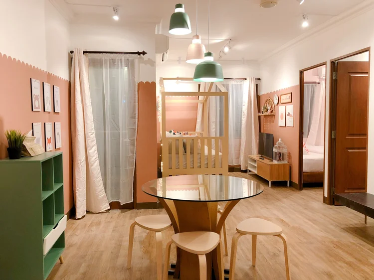 Madison: Meja makan bundar untuk empat orang, di ruang tengah bersama house bed.