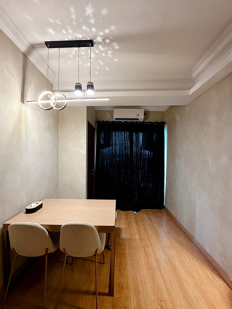 Amalfi: Meja makan di bawah lampu gantung, buat sarapan bareng atau kerja sebentar.