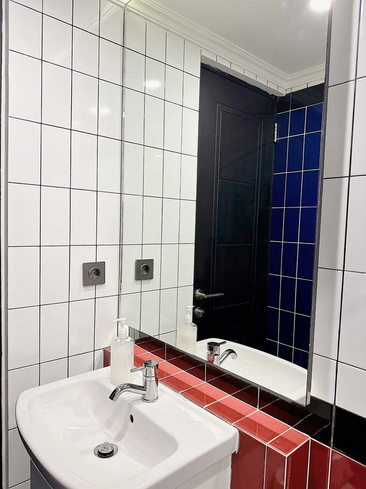 Berlin: Dua kamar mandi di unit ini, salah satunya di dalam kamar utama.