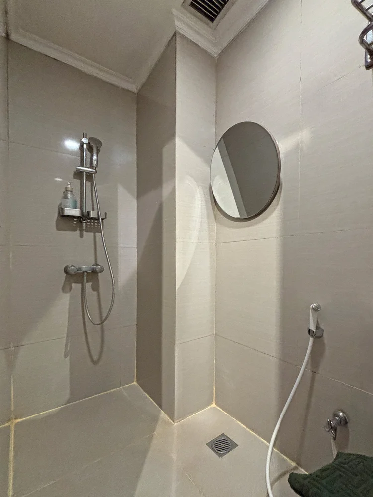 Panama: Shower air panas. Tim terlatih kami sendiri membersihkan unit dengan standar CHSE sebelum tiap check-in.