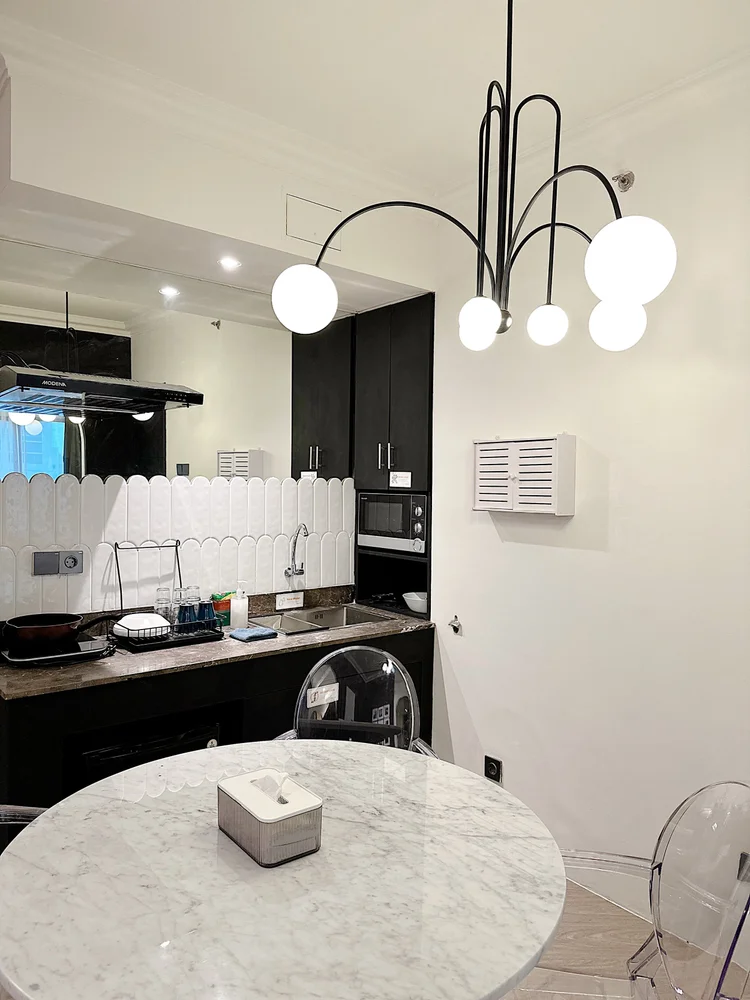 Los Angeles: Dapur terbuka dengan penyimpanan gelap elegan, siap masak sendiri di Los Angeles.