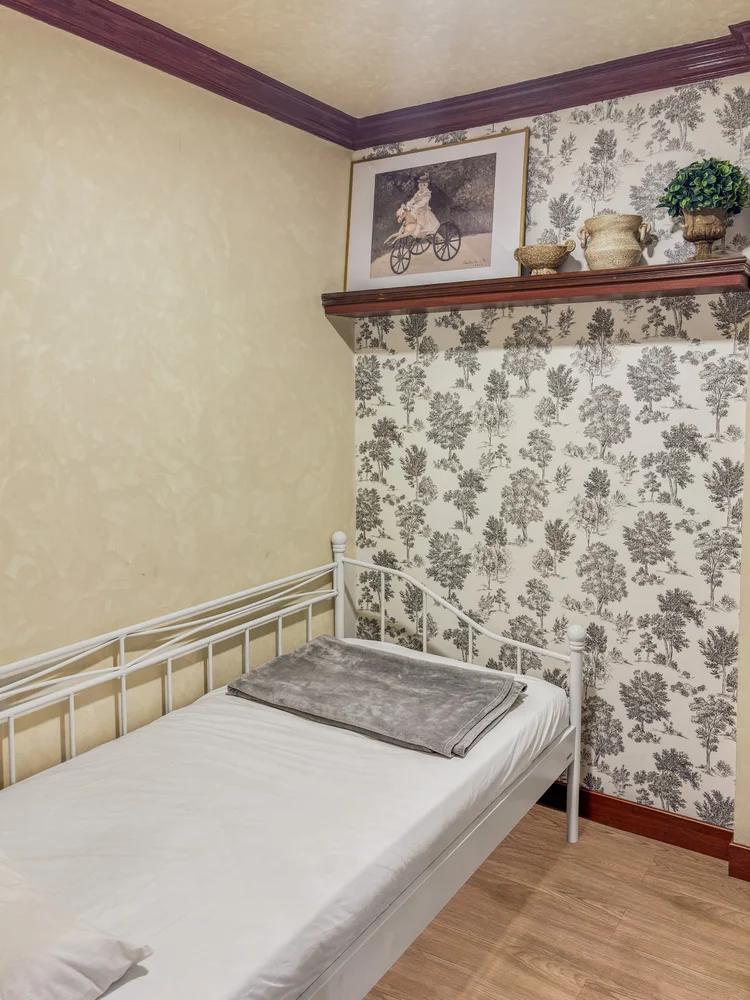 Kensington: Kamar dengan day bed, cocok buat satu orang yang mau kamar sendiri.