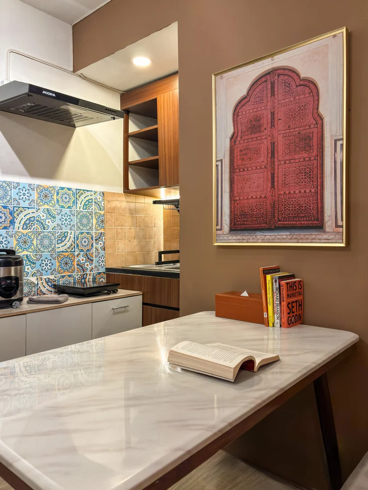 Ankara: Meja makan marmer di depan dapur terbuka dengan keramik bermotif.
