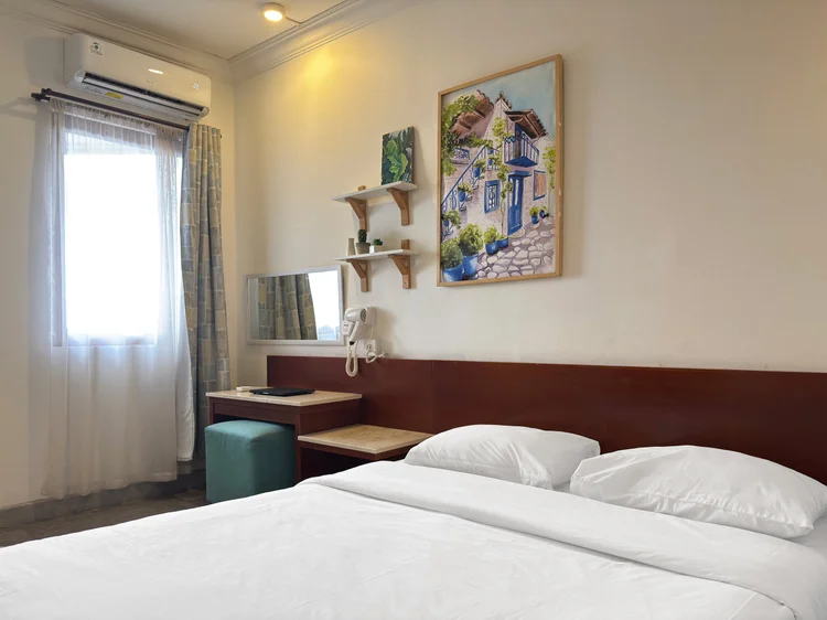 Santorini: Kamar yang sama dari sisi lain: AC, jendela, dan meja rias.