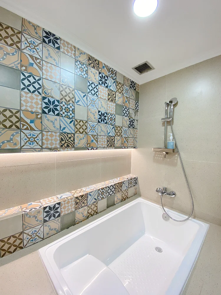 Malacca: Bathtub dengan air panas, untuk berendam setelah seharian keliling Bandung.