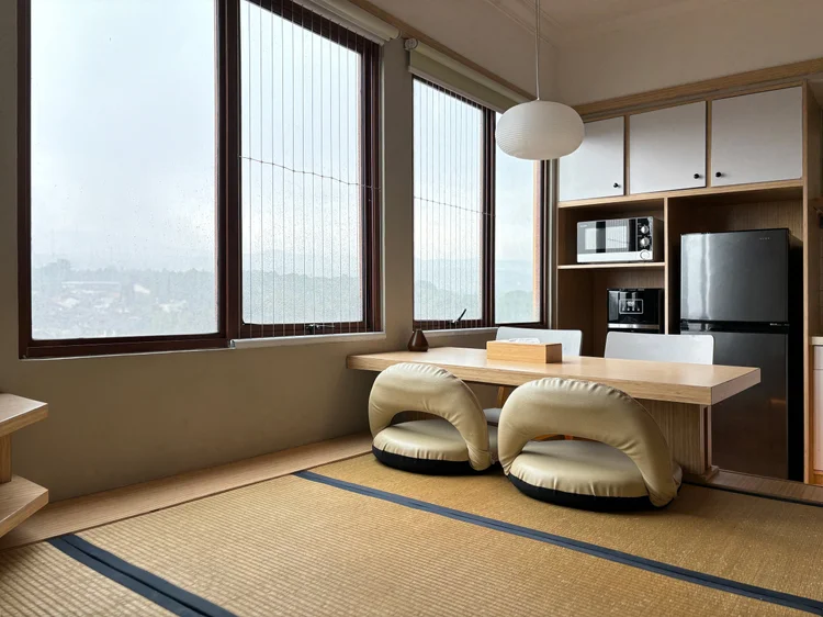 Fukuoka: Meja tatami untuk empat orang, kulkas dan microwave tepat di belakangnya.