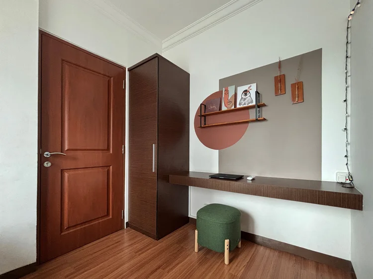 Namibia: Meja rias dengan rak dan bangku bulat, plus lemari sendiri di kamar.