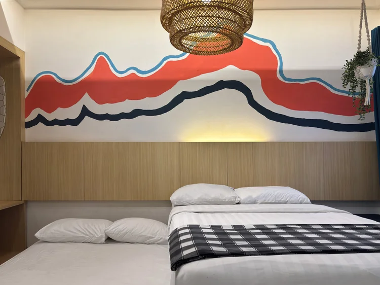 Barbados: Dirapatkan jadi satu kasur lebar, dengan AC di area tidur.