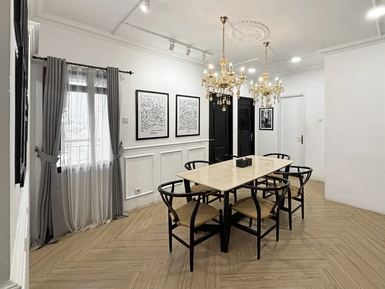 Paris: Meja makan dekat pintu balkon, muat 9, maks. 12 dengan extra bed.