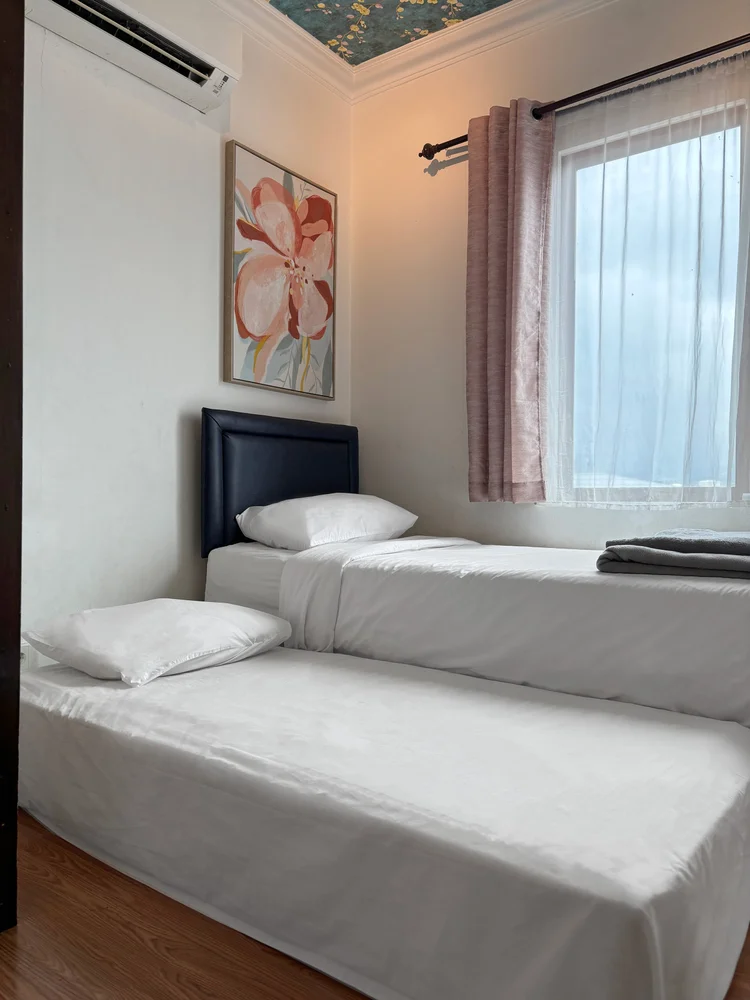 Beverly: Kasur sliding single, dipisah untuk berdua atau digabung jadi satu.