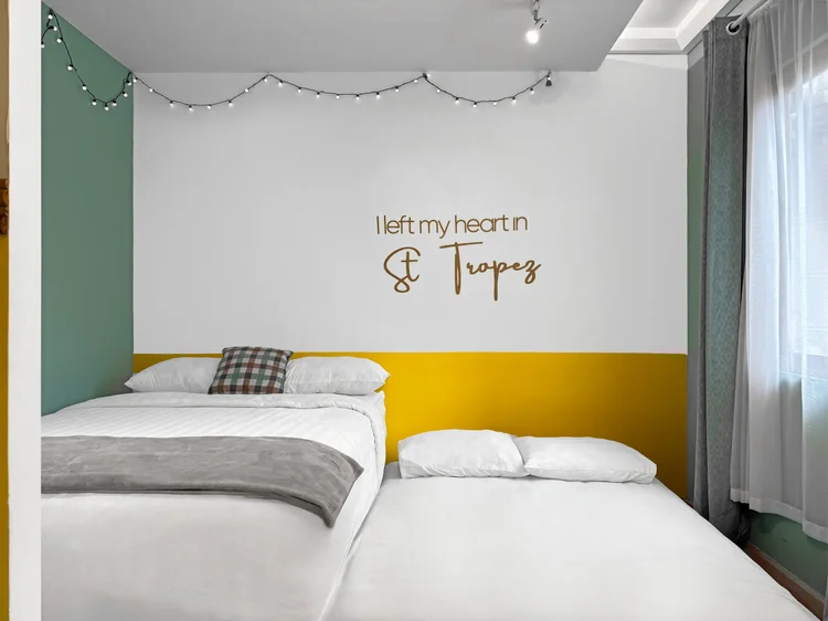 St. Tropez: Kasur sliding ditarik keluar jadi dua small double bed terpisah, seperti ini.