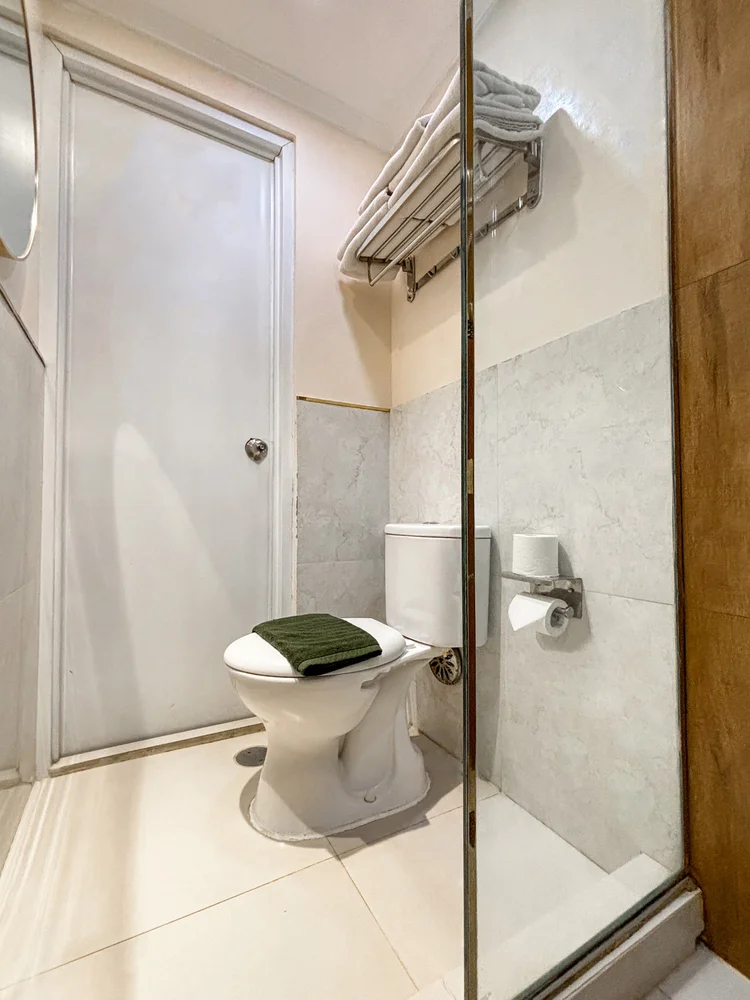 Provence: Toilet dengan sekat kaca ke shower; sabun dan sampo sama di semua unit.