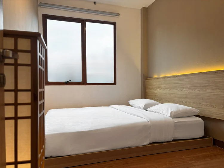 Nagoya: Kamar lain dengan queen bed dan sekat shoji, sprei putih standar kami.