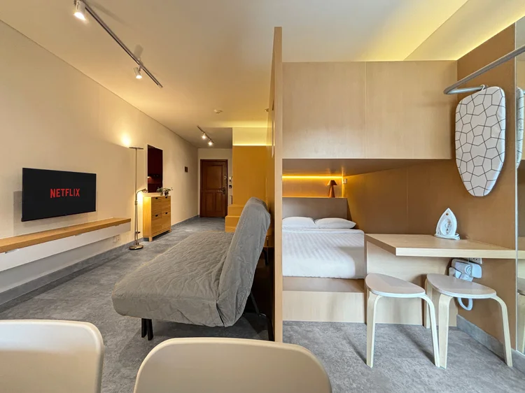 Helsinki: Tema Helsinki Ultramodern Nordic Loft: loft bed bertingkat kayu dan sofa abu-abu, studio untuk 6, maks. 7 dengan extra bed.