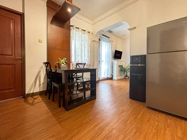 Marseille: Area makan dengan pintu ke balkon kecil, kulkas di dekatnya.