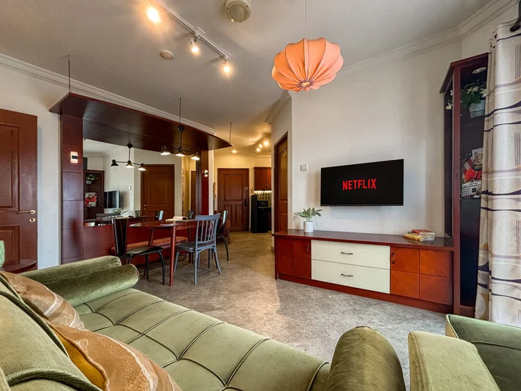 Chicago: Ruang keluarga dengan smart TV Netflix dan lampu gantung oranye, satu ruang dengan area makan.