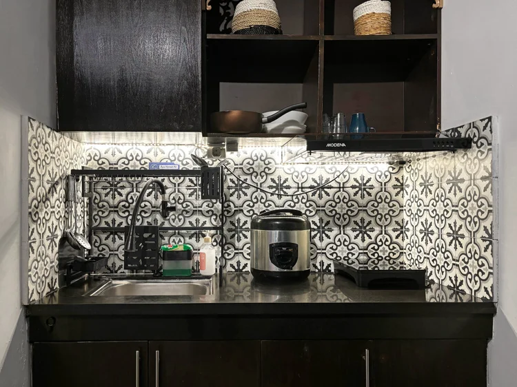 Marrakech: Dapur terbuka dengan rice cooker dan ubin bermotif; alat masak dasar sudah ada.