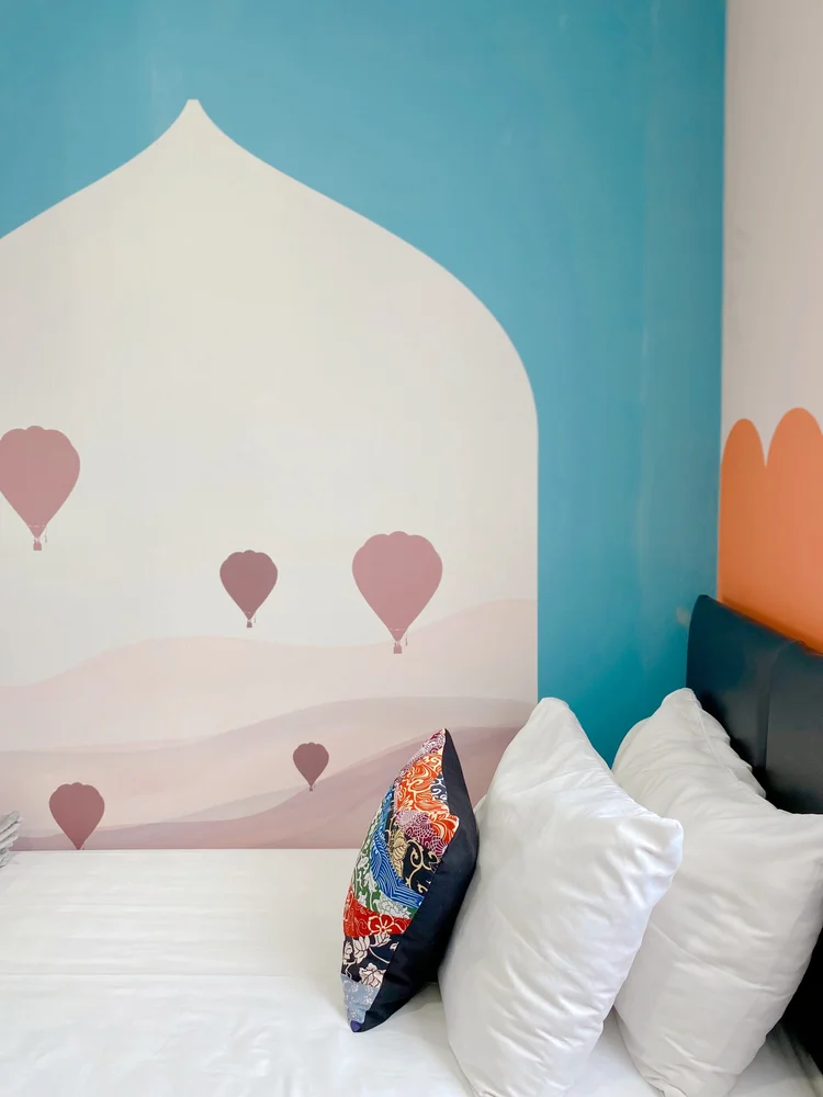 Cappadocia: Mural balon udara ala Cappadocia di atas tempat tidur.