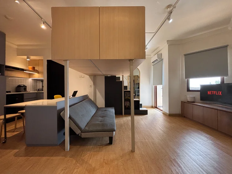 Den Haag: Dari loft bed, meja makan dan smart TV Netflix terlihat dalam satu pandangan.