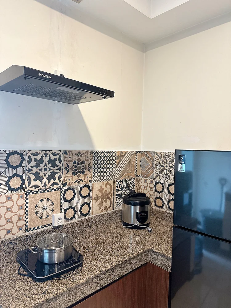 Amalfi: Kompor induksi dengan cooker hood dan kulkas dua pintu, tinggal belanja bahan.