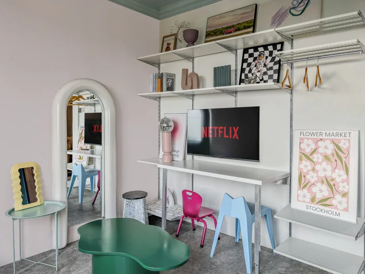 Vancouver: Smart TV dengan Netflix dan rak dinding, cermin lengkung di sampingnya.