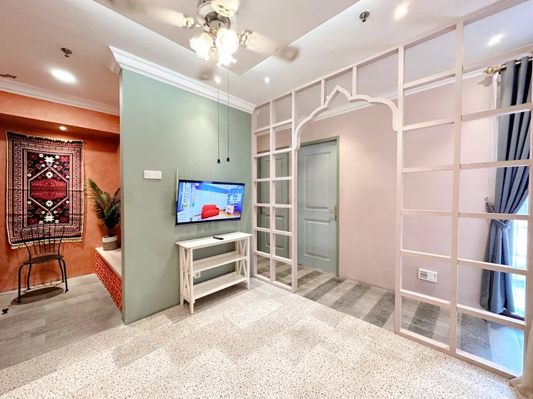 Cappadocia: Smart TV dengan Netflix di balik sekat kayu berpola, menghadap sofa.