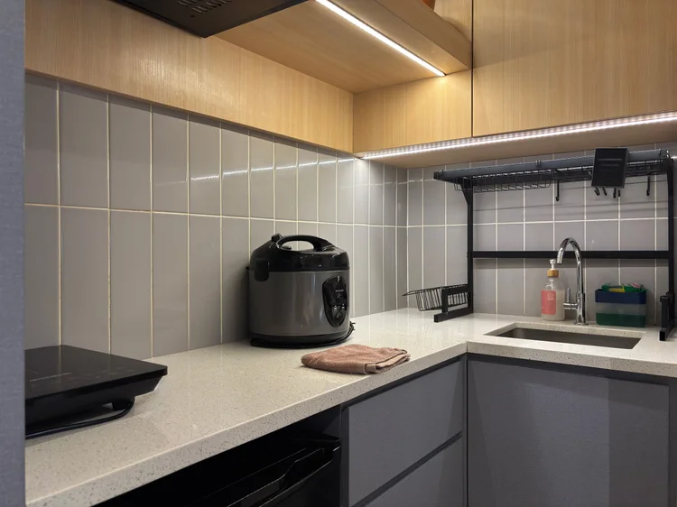 Den Haag: Rice cooker dan wastafel dapur, lengkap buat masak sendiri.