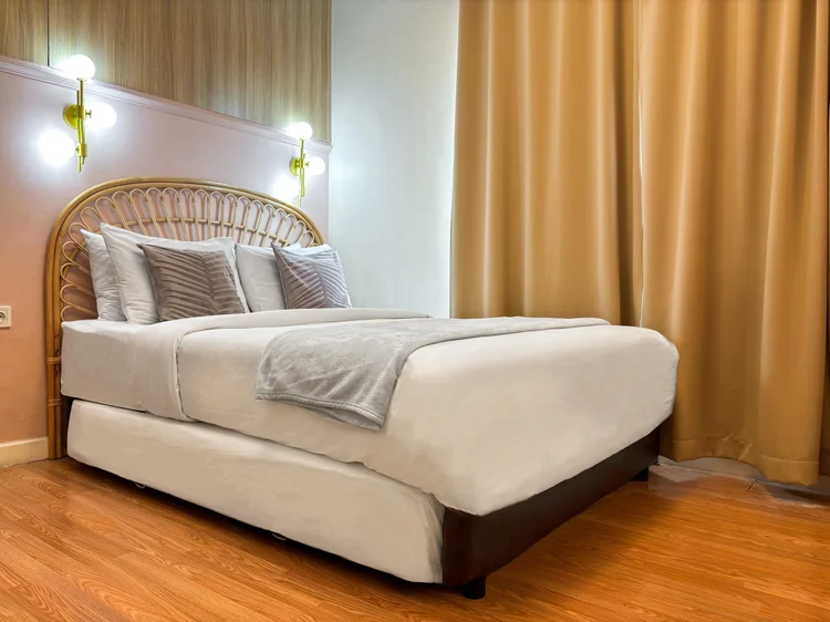 Batavia: Sprei putih di setiap kasur, standar yang sama di semua unit kami.